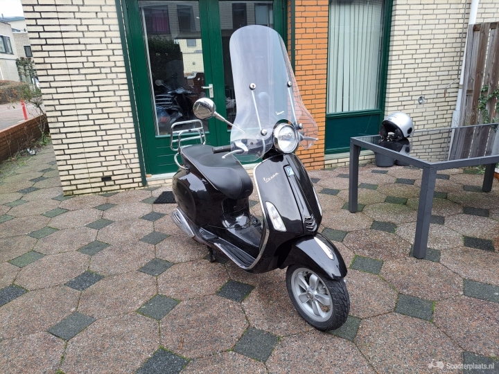 Vespa Primavera zwart