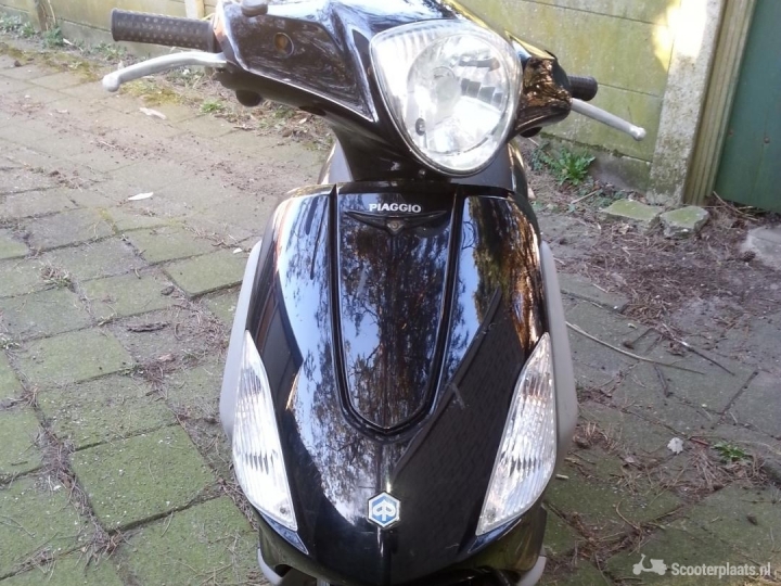 Piaggio Fly zwart