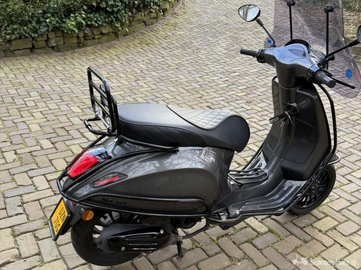 Vespa Sprint grijs