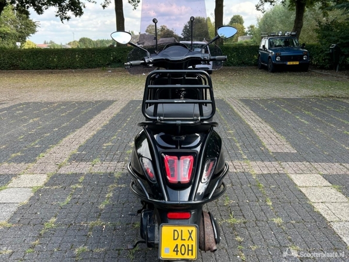 Vespa Sprint zwart