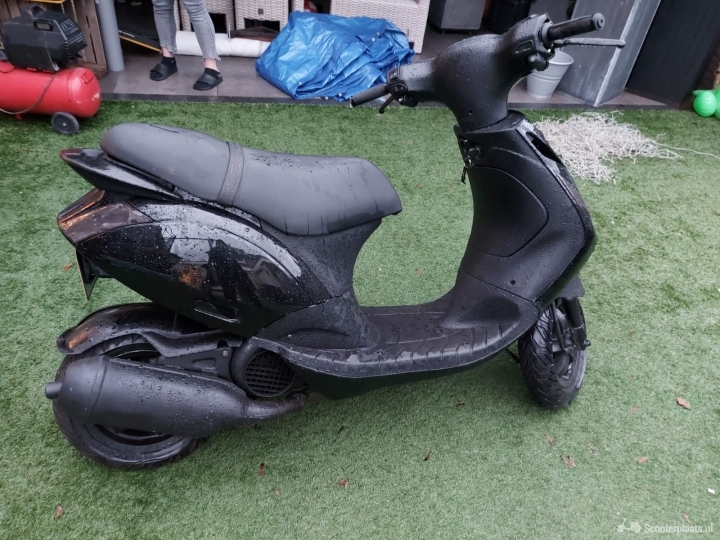 Piaggio Zip zwart