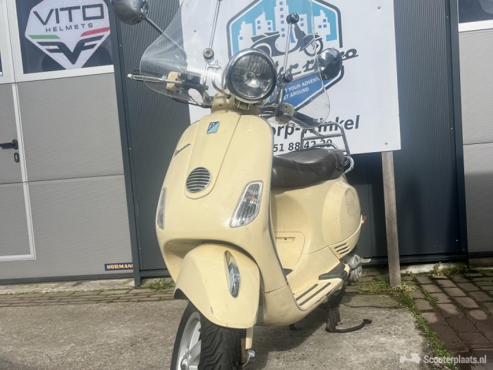 Vespa LXV beige