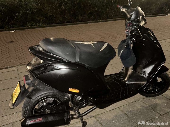 Piaggio Zip zwart