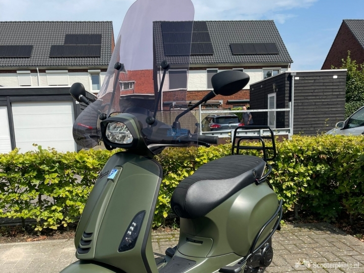 Vespa Sprint S groen