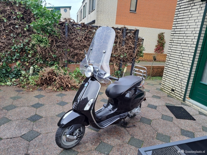 Vespa Primavera zwart