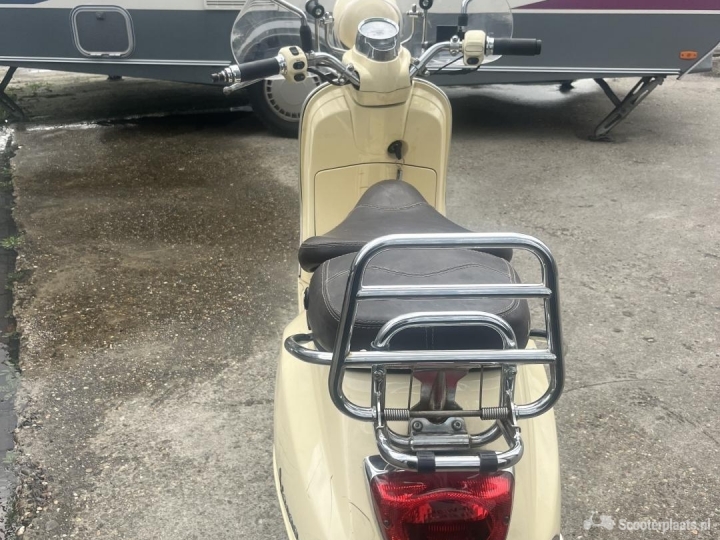 Vespa LXV beige