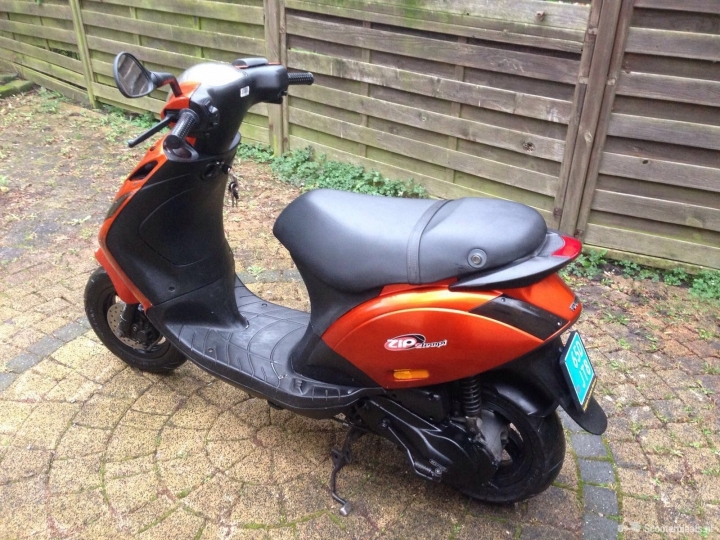 Piaggio Zip oranje