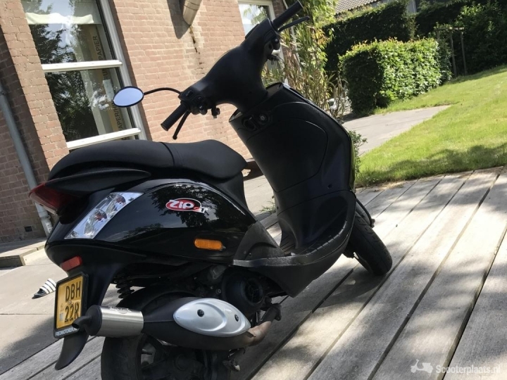 Piaggio Zip zwart