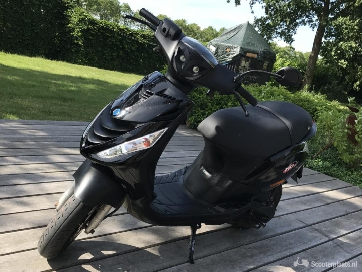 Piaggio Zip zwart