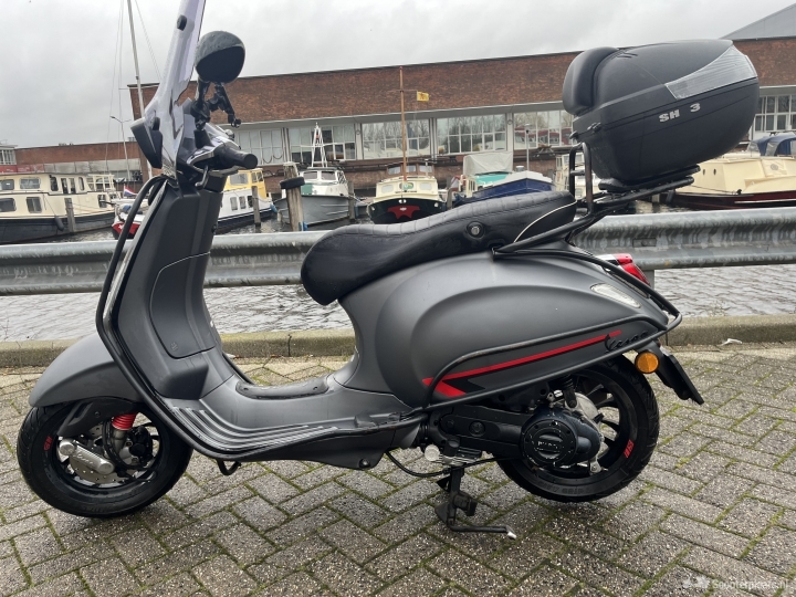 Vespa Sprint grijs