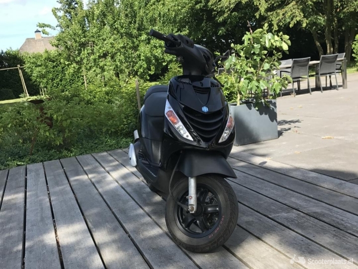 Piaggio Zip zwart